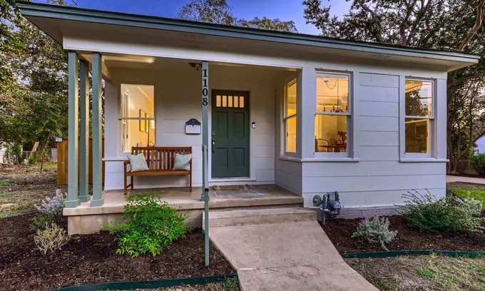 Georgetown House | Sweet Sage Cottage in Old Town Close to the Square