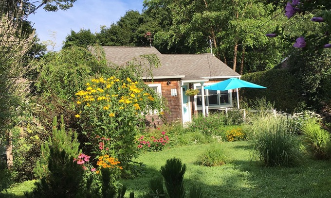 Southold House | Sweet Southold Beach Cottage FALL WINTER SPRING SUMMER 1 min walk to beach