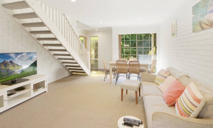 Copacabana Apartment | Swells at Copa - Stroll to the Beach and Shops