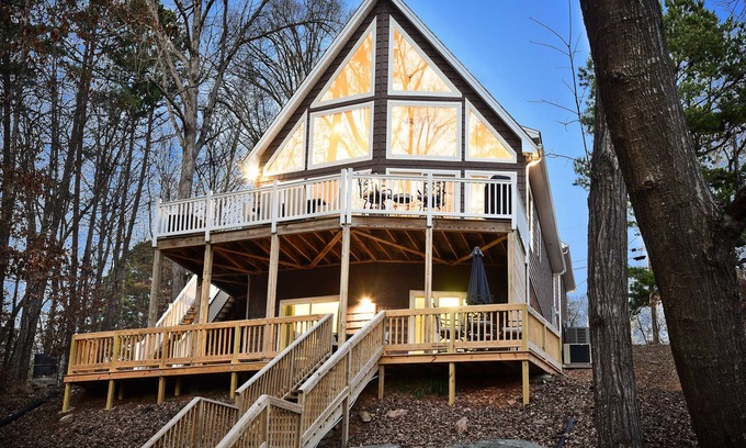 Albemarle House | Swift Island Sunsets: Lakefront, Cozy, Sleeps 8