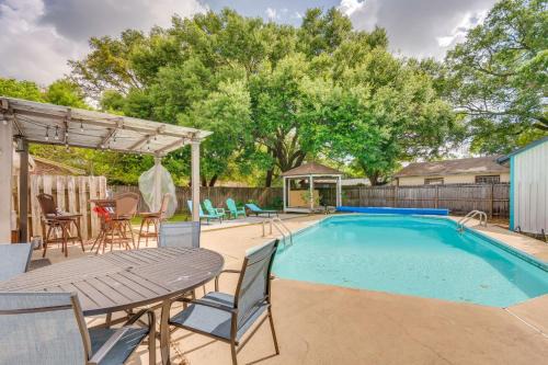 Northeast Pensacola House | Swim, Golf and Relax Family-Friendly Pensacola Gem