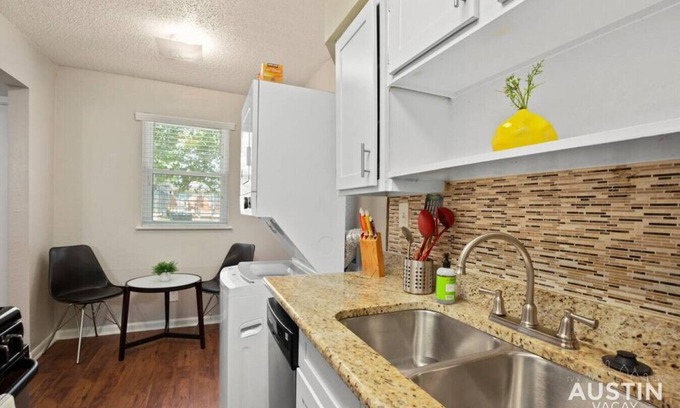 Cherrywood Apartment | Swimming Pool Fun | Spectacular East Austin Rental