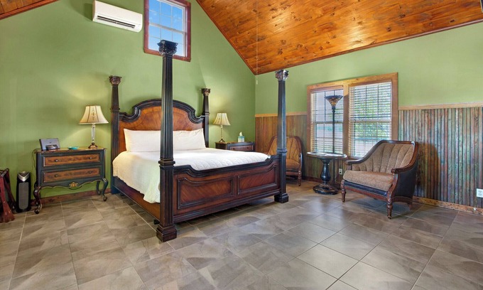 Dripping Springs Cottage | Swing On Inn I Hankie Pankie Cottage