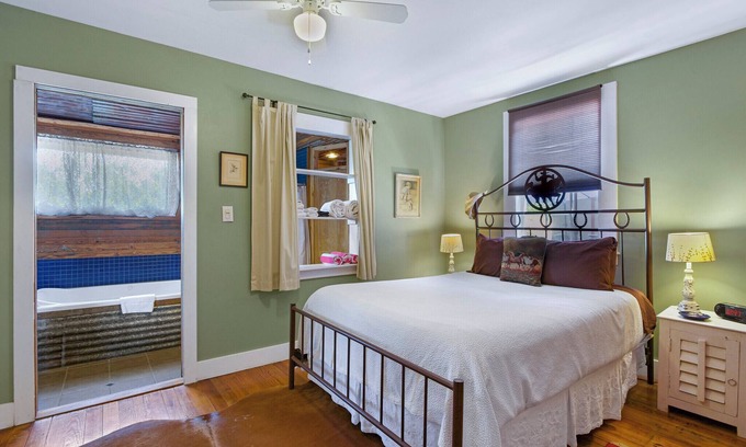 Dripping Springs Apartment | Swing On Inn I Honeycomb Hideaway