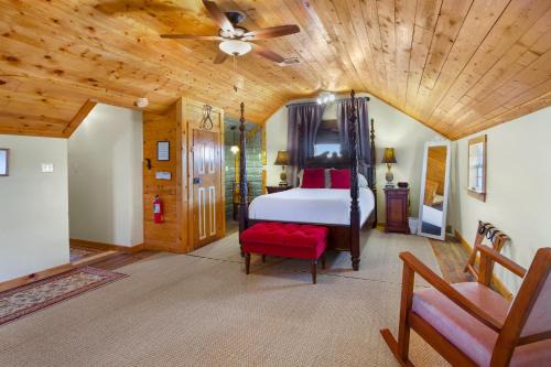 Dripping Springs House | Swing On Inn- Southern Comfort