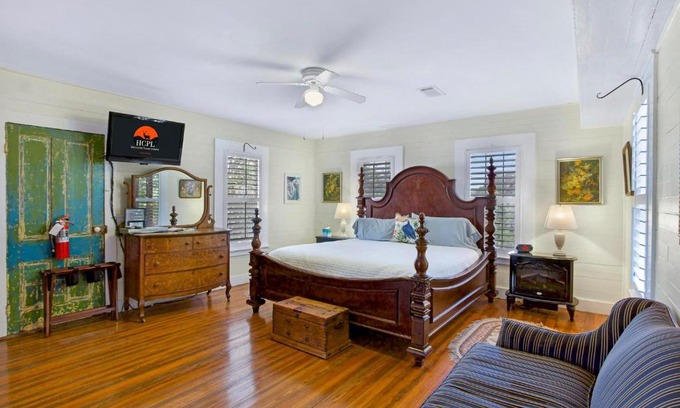 Dripping Springs House | Swing On Inn- Suite Thyme