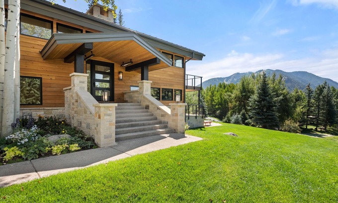 Red Mountain House | Swish Chalet off Willoughby Way, Lower Red Mountain