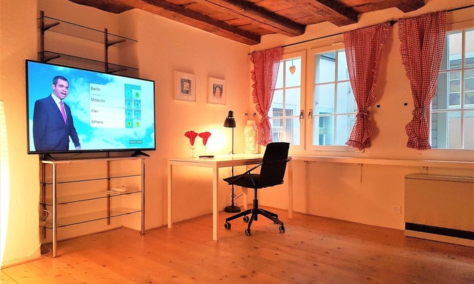 Hochschulen Apartment | swiss Chalet style studio - top located