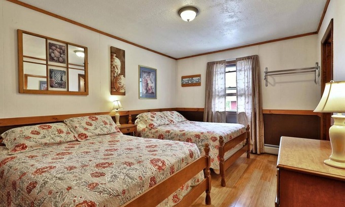 Pittsfield Hotel | Swiss Farm Inn - RM12 "Pipe Dream" 2 Double Beds