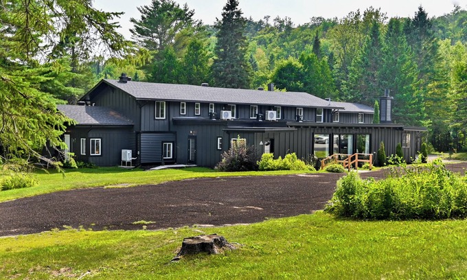 Les Pays-d'en-Haut Regional County Municipality Hotel | Swiss Inn - Chaletwow