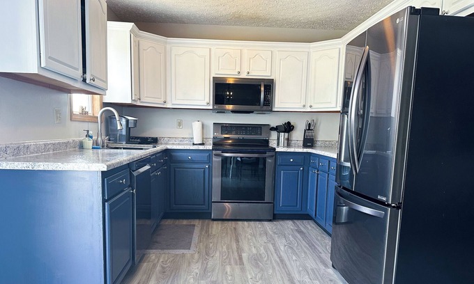 St. Robert Apartment | Sycamore House- Mins 2 FLW Pet Friendly