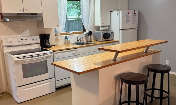 Sylvan Lake Cottage | Sylvan Lake - 2 Bedroom Walk-Out Suite - sleeps 4