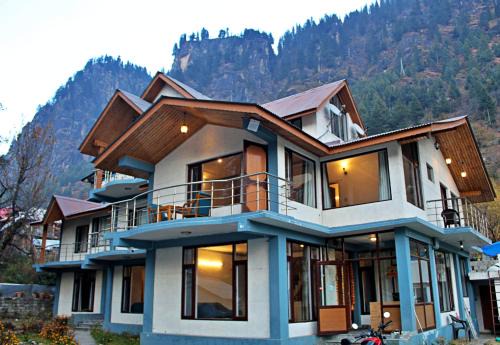 Bashisht Bed & Breakfast | Sylvan Woods Cottage