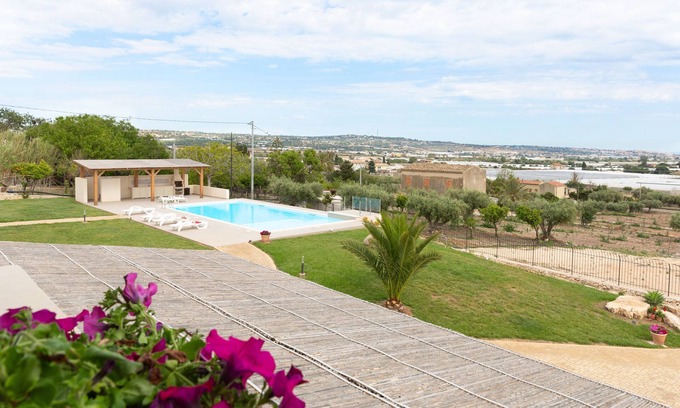 Donnalucata Villa | Sympathy, Emotion of Barone house, villa with pool, sea view, free wifi