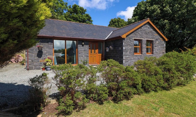 Llanddaniel Fab Cottage | T? GAREG, pet friendly, character holiday cottage in Gaerwen
