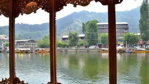 Dal Lake Hotel | T heritage houseboat
