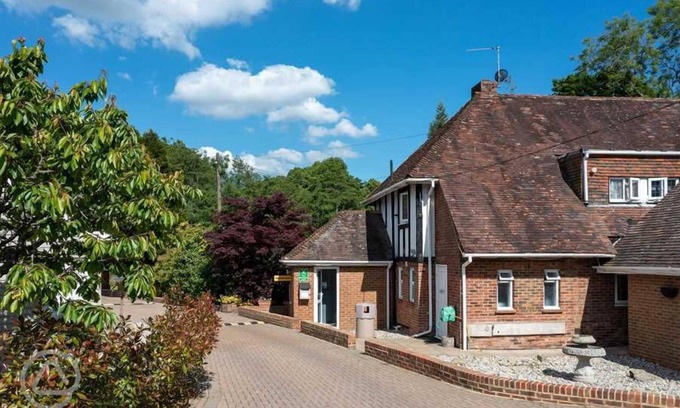 Wadhurst House | T & J Motel