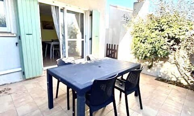 Saintes-Maries-de-la-Mer Apartment | T2 cabin with communal pool, parking, air conditioning for 4 people