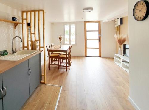 Irigny Apartment | T2 NEUF indépendant - 8min de Lyon - Parking privé -Terrasse
