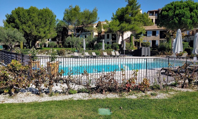 Pont Royal Apartment | T2 Plein Sud, on the Pont Royal golf course. Swimming pool. Garden