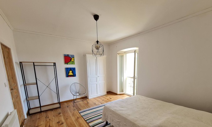 Corte Apartment | T3 bathed in light, on one of the oldest squares in Corte