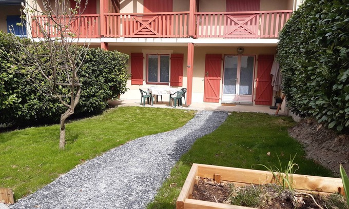 Saligos Apartment | T3 ground floor private garden 2minLUZ