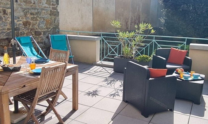 Saint-Servan Apartment | T3 quiet and bright, south terrace, secure private parking, shops 200m