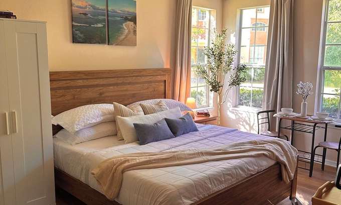 Loughman Apartment | Ta-da! How does this look? nModern Vacation Studio Minutes Away From The Parks!