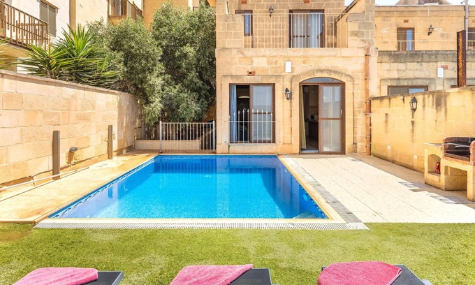 Marsalforn Villa | Ta Lucija villa with views