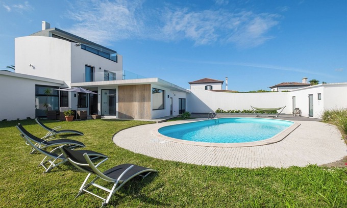 Ponta Delgada House | Table Top - Swimming pool with family and friends
