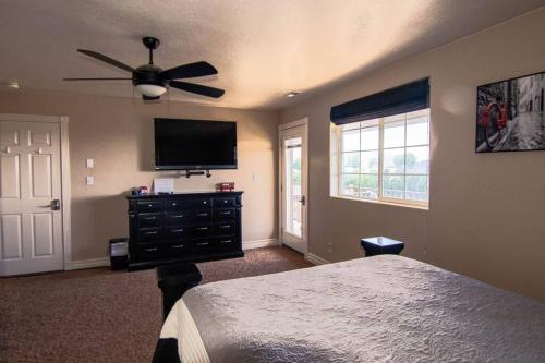 Parowan Apartment | Tacit Shadow Resort Escape Dual Suite, Gym, Coffee Bar, Hot-Tub, Free Laundry, Food Available