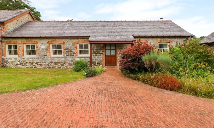 Pont-ar-gothi Cottage | TAF COTTAGE, pet friendly, with hot tub in Llandeilo