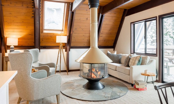 Alpine Meadows Cabin | Tahoe Bliss by AvantStay | Mins from Slopes/Shore