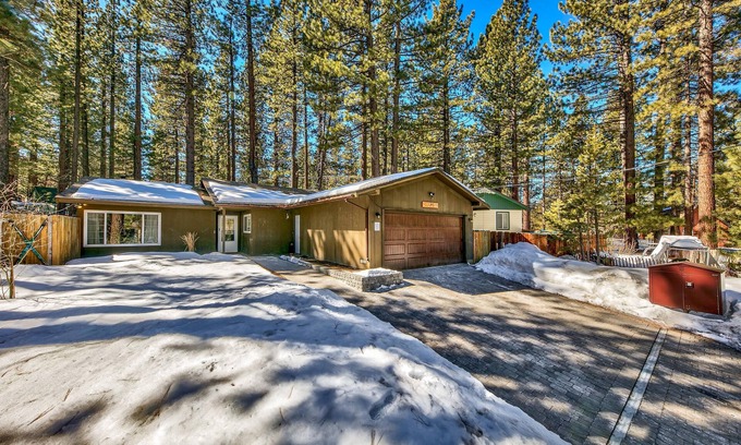 Black Bart House | Tahoe Mtn- 3BR, 2BA, Spa, 10 Min to Ski, Pets OK