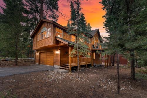 Tahoe Vista House | Tahoe Vista by AvantStay Central Location Patio