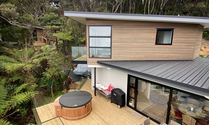 Russell House | Taiaruru beach house, Bay of Islands, direct beach access & cedar hot tub