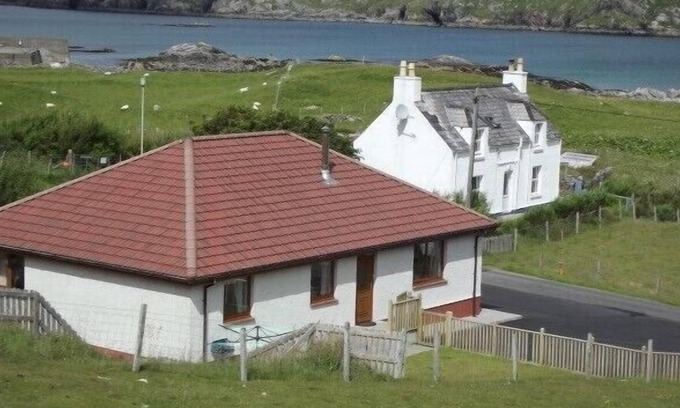 Ardroil Cottage | TAIGH AN UILLT, pet friendly, with open fire in Timsgearraidh