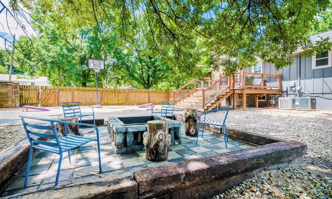 Manhattan House | Tailgate House Near Stadium! Fire pit, basketball ct, pool table! Cozy and fun!