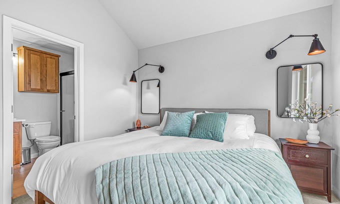 Talent House | Talent Cottage- 2 King beds, 2 bath with garage!