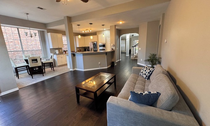 Addison House | Tall, Bright and Handsome in Addison!