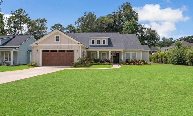 Tallahassee House | Tallahassee Luxury 4 bedrooms 3.5 baths, King Bed, and Home Movie Theatre