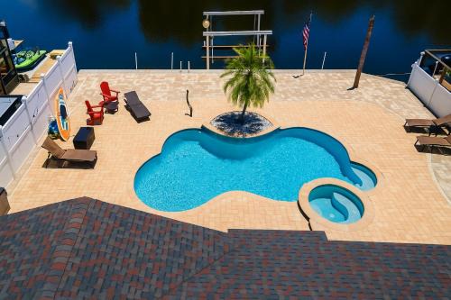 Tampa Shores House | Tampa Clearwater BBQ, Pool, Spa, Canal