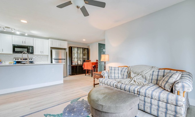 Carrollwood Condo | Tampa Condo w/ Pool Access: 9 Mi to Beach!