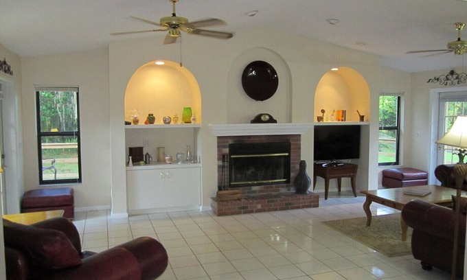 Lake Magdalene House | Tampa Cottage - Hot Tub/Pets/Beaches/Busch Gardens/USF