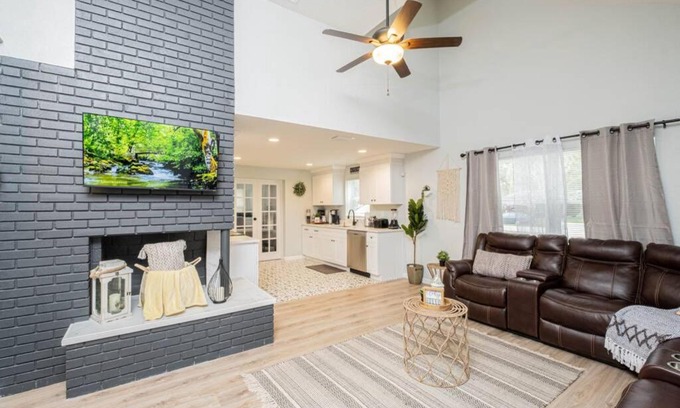Bearss Plaza House | Tampa Hotspot*Spacious*Near Busch Gardens*Sleep 12