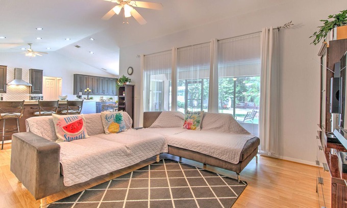 Seffner Community Alliance Cottage | Tampa-Seffner-Brandon FL 4 bed 2 bath family, pet- friendly house