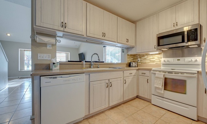 Lake Magdalene House | Tampa Townhome w/Lake Access & Workspace!