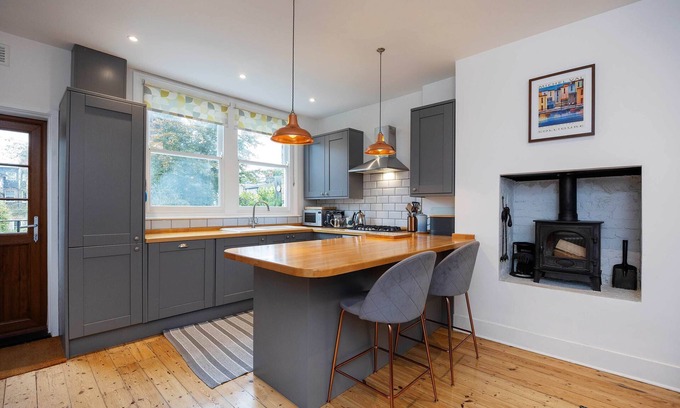 Hammersmith and Fulham Apartment | Tantalising in Teal, by Veeve