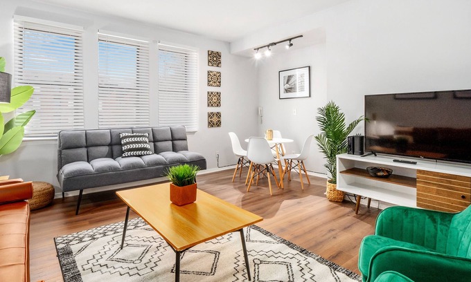 DeBaliviere Place Apartment | Tantalizing Tribeca, Buzzing Nightlife, BJC Hospital
