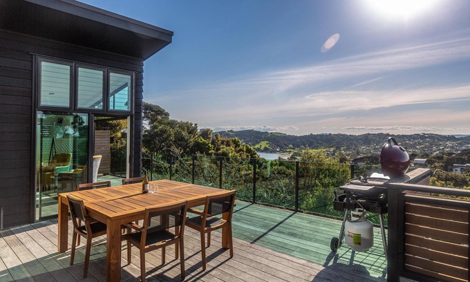 Oneroa House | Taonga with panoramic ocean views - Welcome to Taonga, a premium holiday home nestled on the edge of Oneroa. With three bedrooms and 1.5 luxury bathrooms this property is perfect for three couples of a family group. Its elevated position offers a sup